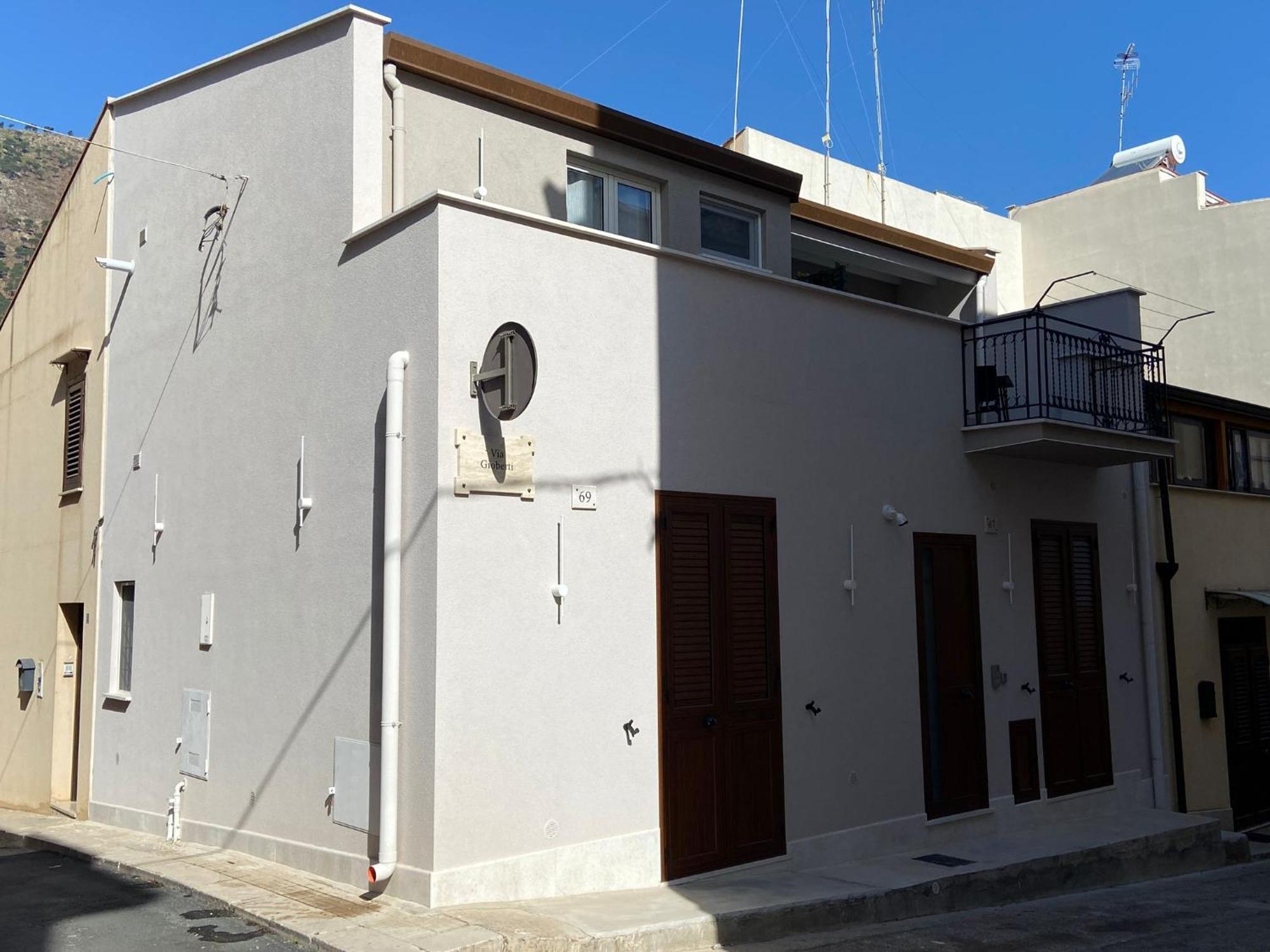 Allumaro House 卡斯泰拉马莱 外观 照片